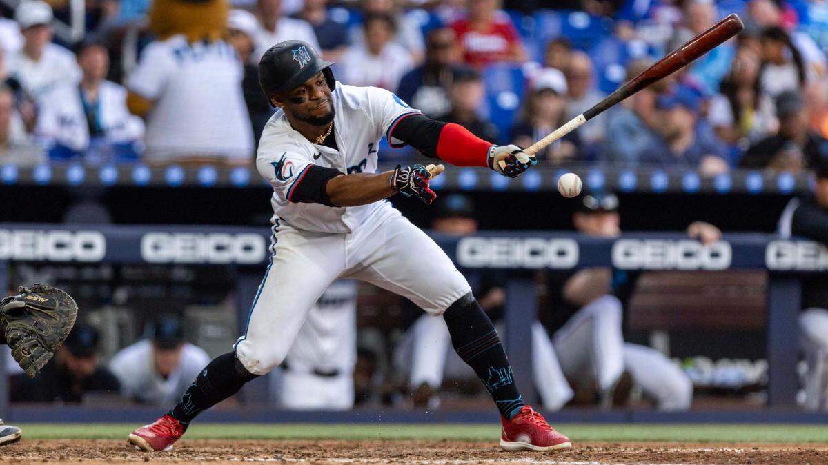 El pelotero de los Marlins Otto López batea en el noveno inning del partido contra los Mets de Nueva York, celebrado el 2 de abril de 2025 en Miami.