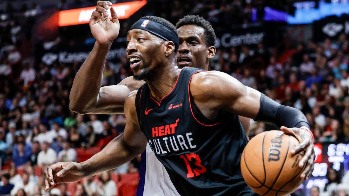 El centro del Heat, Bam Adebayo (13), conduce el balón ante la marca de Jalen Duren, de los Pistons de Detroit, en el partido celebrado el 5 de marzo de 2024 en Miami.