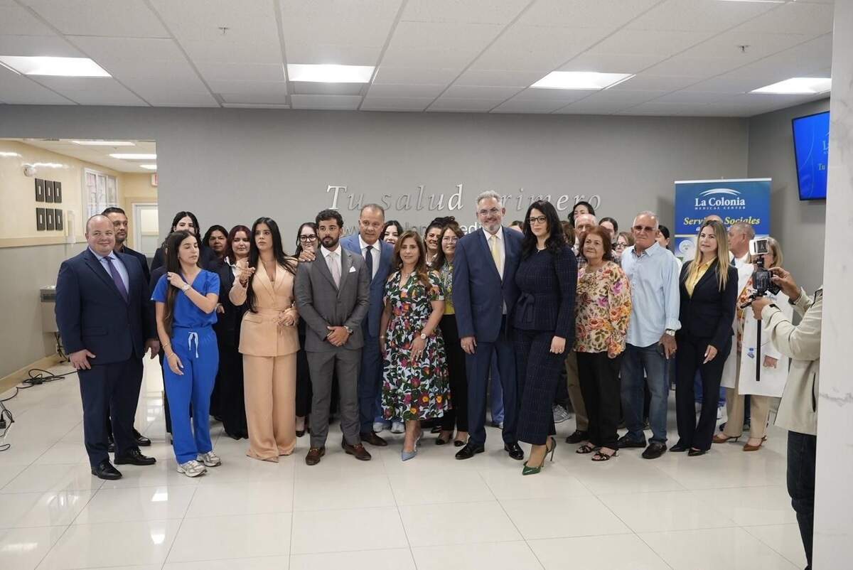 Cuban health professionals gathered at La Colonia Medical Center in Hialeah to evaluate a plan for rebuilding the island’s healthcare system in the event of a democratic transition that would allow for the urgent delivery of humanitarian aid, supplies, and medicines.