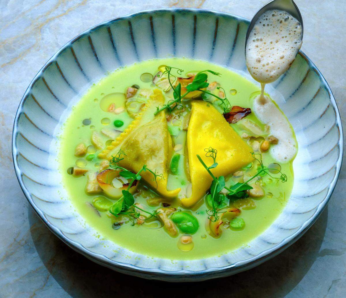 Servietas de raviolis de leche de oveja con berenjena en el restaurante Elastika, en Miami Design District.