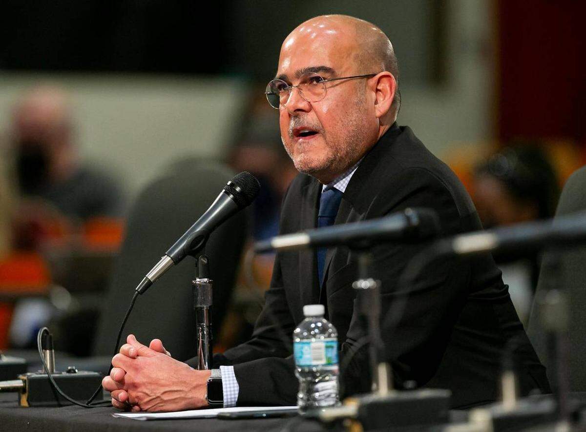 La Junta Escolar de Miami-Dade nombró a José Dotres para sustituir a Alberto Carvalho como superintendente de las Escuelas Públicas de Miami-Dade en enero. El miércoles 18 de mayo de 2022, la Junta aprobó la contratación de la esposa de Dotres, Maribel Bruscantini Dotres, ex directora en Hialeah, para un trabajo en el distrito que le pagaría entre $101,335 y $154,000. Dotres gana $370,000 al año.