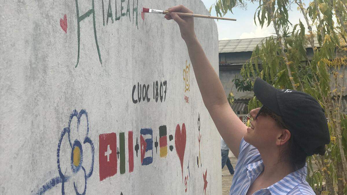 Ceci Fernández, a CubaOne participant, represents Hialeah on a community mural in Pinar del Río.