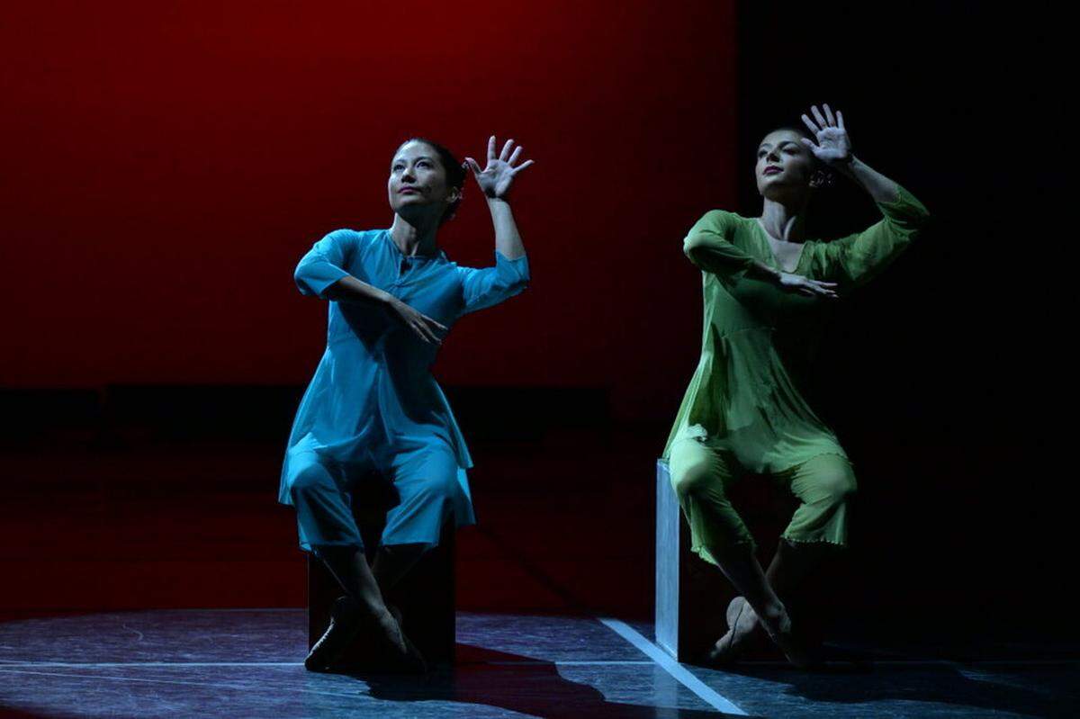 Dance NOW! Miami performers Allyn Ginns-Ayers, left, and Rae Wilcoxson perform “Clara,” choreographed by Hannah Baumgarten and Diego Salterini.