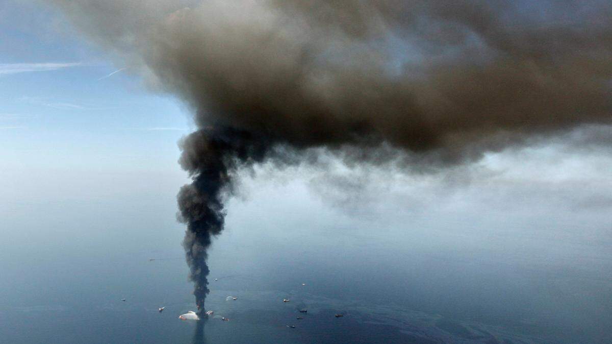 La plataforma petrolífera Deepwater Horizon arde en el Golfo de México en abril de 2010.