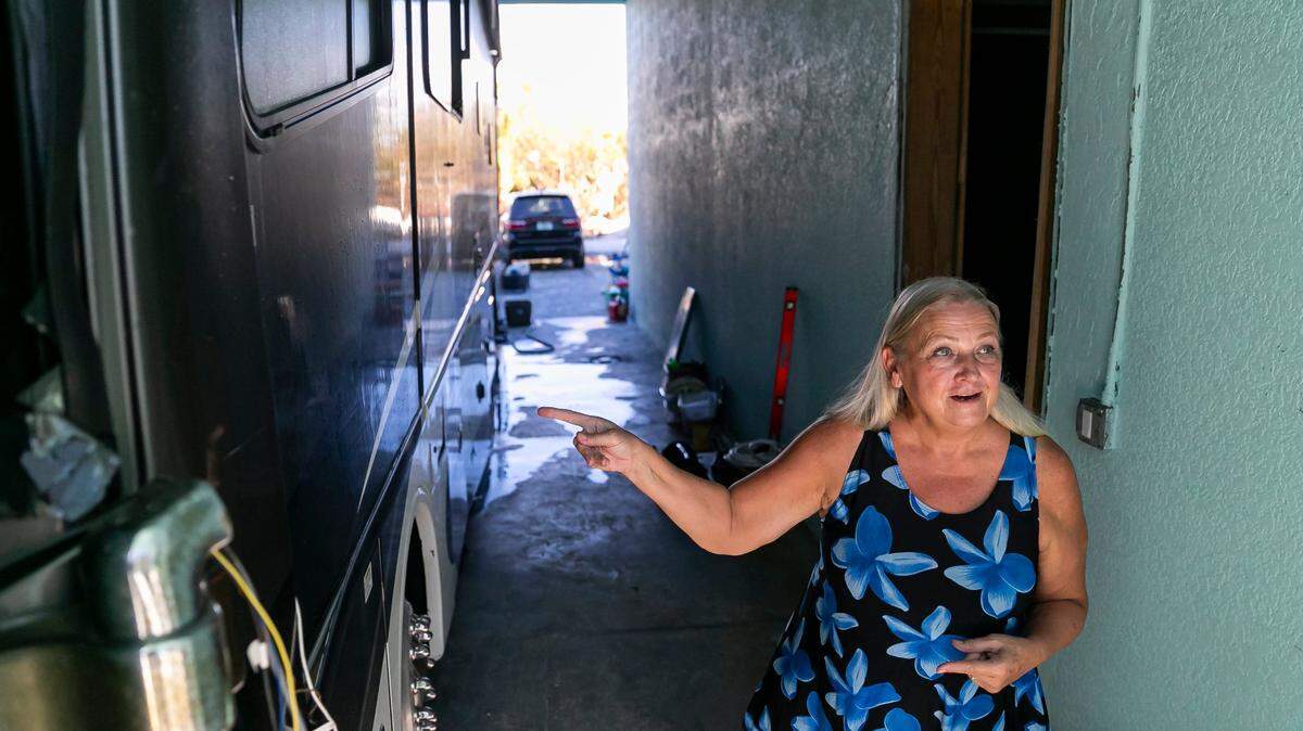 Heidi Christianson, de 66 años y propietaria jubilada, señala su RV que resultó dañado por el huracán Ian, el 18 de octubre 2022, en Bonita Beach, Florida.