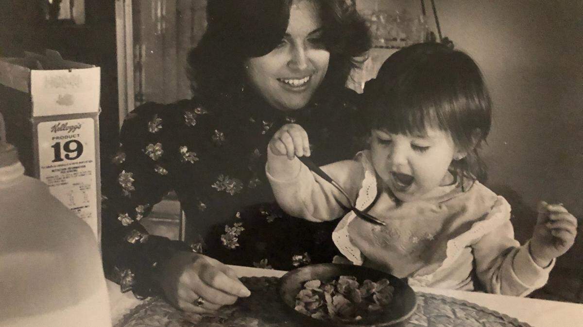 Esta foto de 1983 ilustraba un artículo que la periodista del Miami Herald Fabiola Santiago, que ahora se jubila, escribió sobre cómo compaginar la maternidad con las exigencias del periodismo.