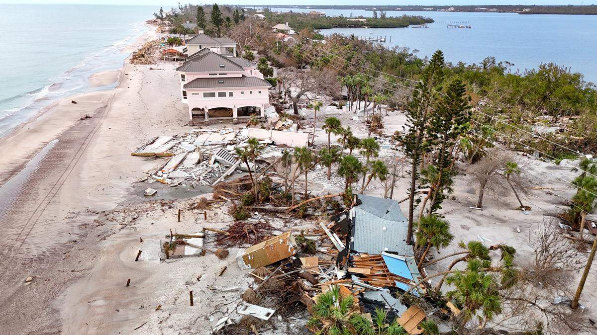 Una vista de algunas de las casas en Manasota Key dañadas por el huracán Milton en 2024.