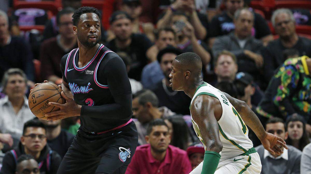 El estelar escolta del Heat Dwyane Wade (izq.) lleva el balón ante el armador suplente de los Celtic Terry Rozier el 10 de enero en el American Airlines Arena.
