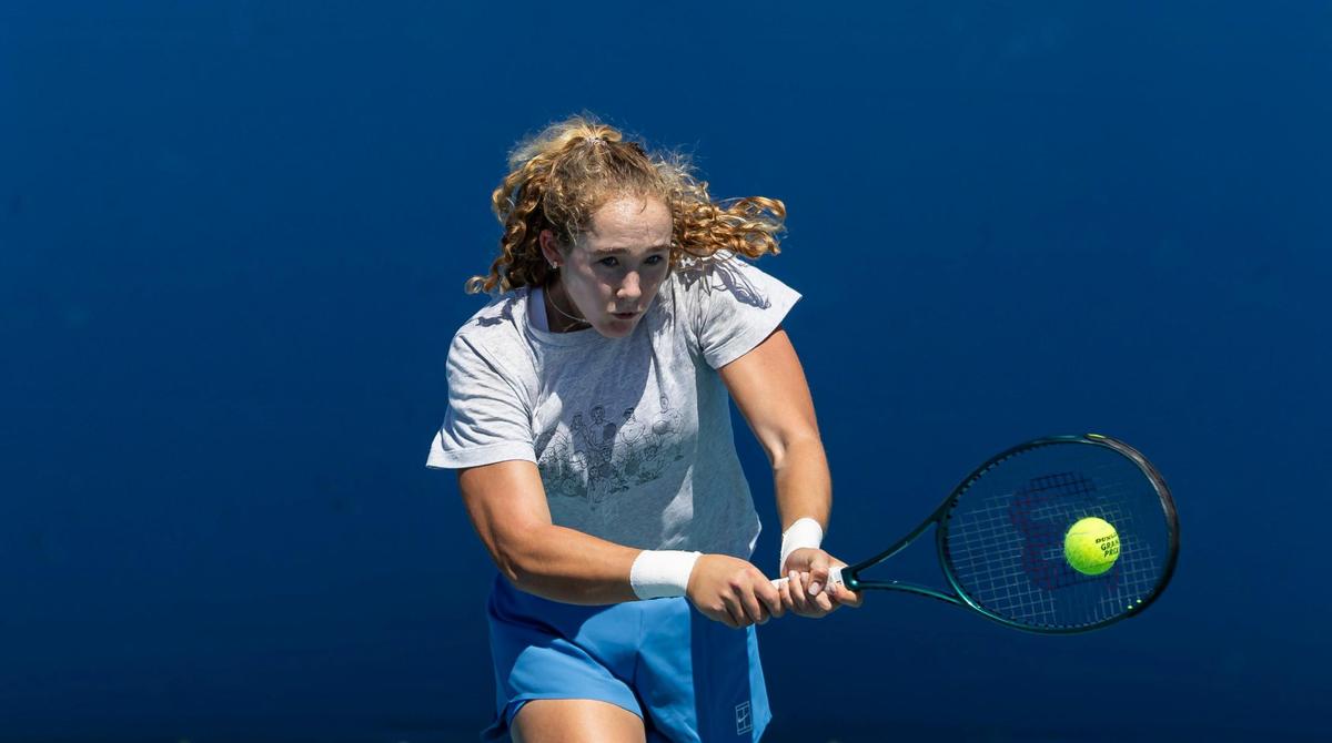 Mirra Andreeva, of Russia, returns the ball to Iga Swiatek, of Poland, during a practice session at the Miami Open tennis tournament on Tuesday, March 18, 2025, at Hard Rock Stadium in Miami Gardens, Fla.