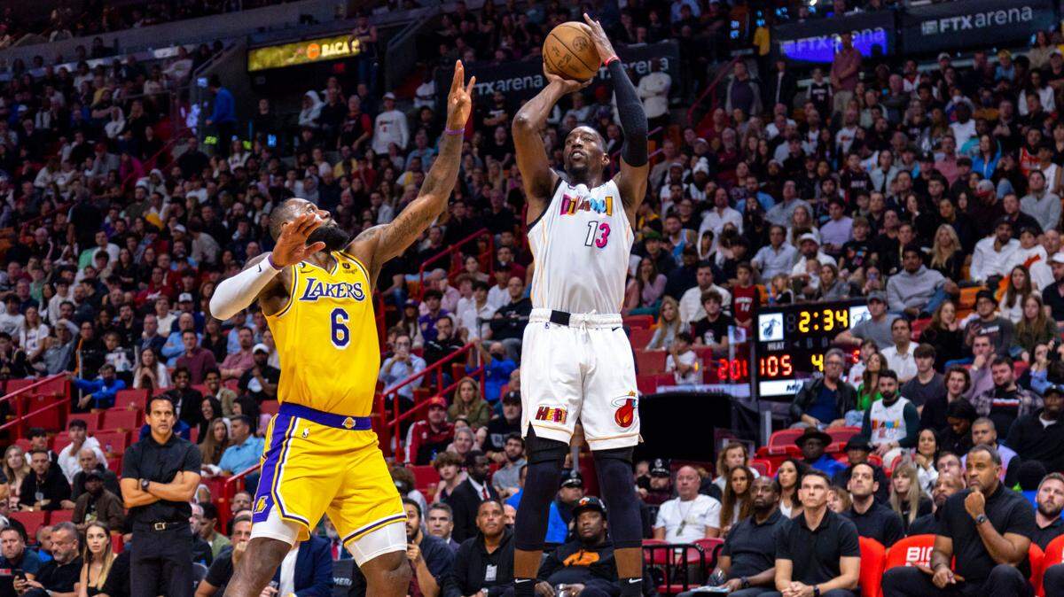 El centro del Heat, Bam Adebayo, dispara al aro ante la marca de LeBron James, de los Lakers de Los Angeles, en el partido celebrado el 28 de diciembre de 2022 en Miami.