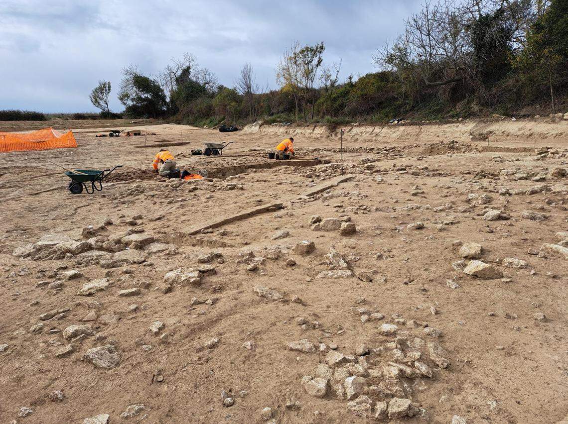 Buildings, one of which was lost in a fire, were found on the settlement.