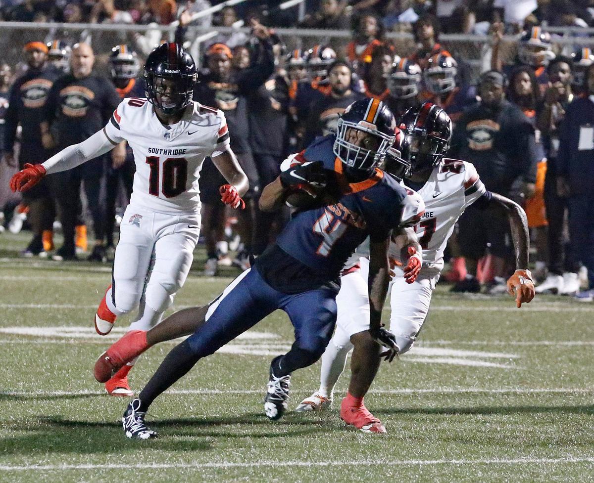 Homestead Broncos wide receiver Malik Penson (4) carries the ball against Southridge Spartans during football game on Friday, September 27, 2024 at Harris Field Park in Homestead. Andrew Uloza / for Miami Herald