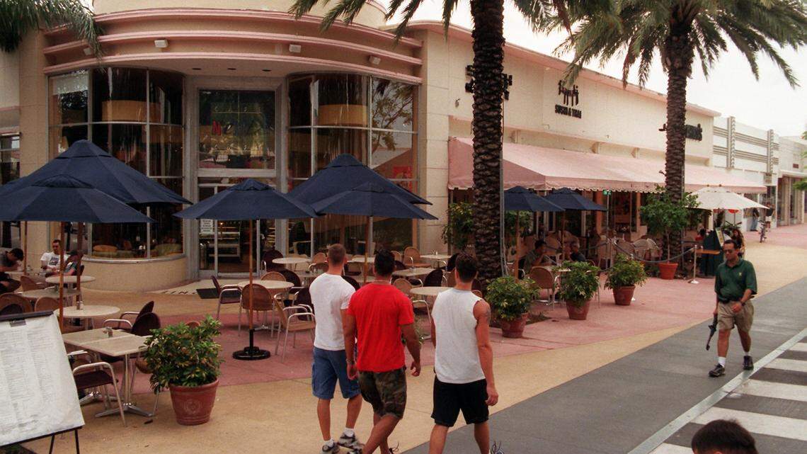 Nexxt Cafe on Miami Beach’s Lincoln Road Mall, once accused of copying the cheesecake recipe from the Cheesecake Factory’s menu, is closing after 20 years.