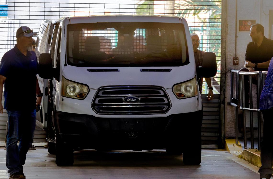 Agentes del ICE se preparan para partir después de colocar a un grupo de hombres detenidos en una camioneta afuera de la Oficina Ejecutiva de Revisión de Casos de Inmigración en 333 S. Miami Ave. en Miami, Florida, el miércoles 21 de mayo de 2025.