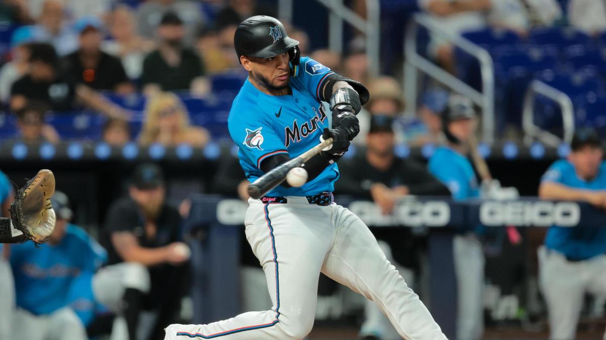 El receptor de los Marlins de Miami, Agustín Ramírez (50), conecta un sencillo contra los Reales de Kansas City durante la primera entrada en el LoanDepot Park, el 20 de julio de 2025, en Miami, Florida.