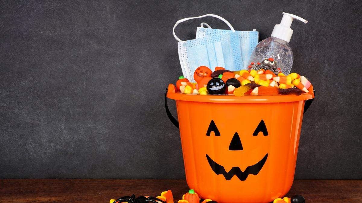 Prepárate para los zombis, los superhéroes y las brujas: Halloween ha vuelto. Bueno, tanto como la actividad de dulce o travesura puede darse durante una pandemia.