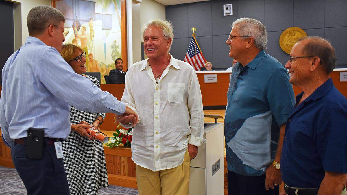 City Manager Jim Scholl and Mayor Teri Johnston welcome actor Tom Berenger to City Hall, along with Mayors Emeritus Craig Cates and Dennis Wardlow