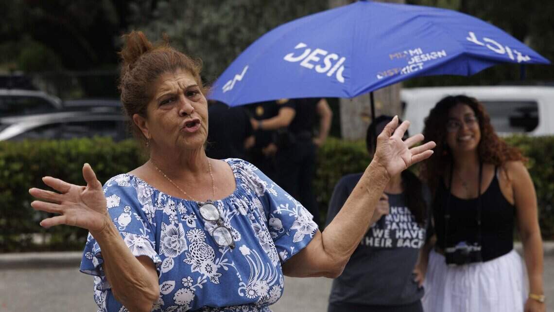 “La gente lo ha perdido todo”: residentes de un parque de casas móviles protestan contra un comisionado de Miami