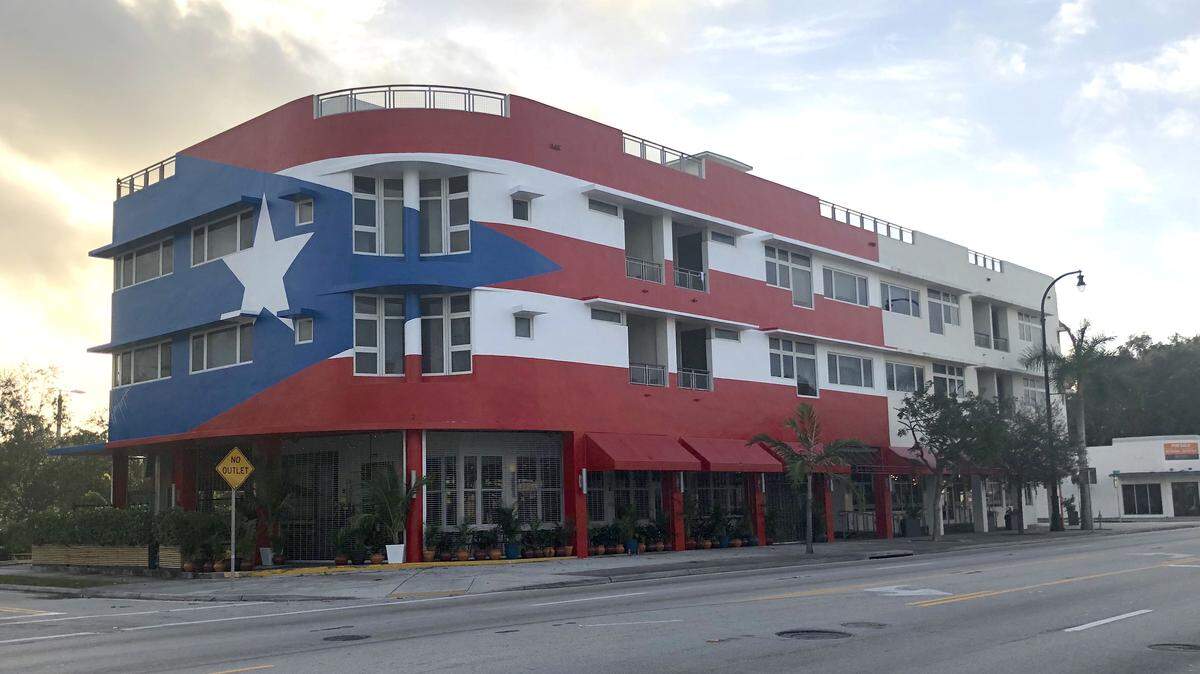 Los propietarios de La Placita, un restaurante puertorriqueño en el distrito MiMo de Miami, pagaron $25,000 para que un famoso muralista pintara el edificio como la bandera de su isla. La ciudad dice que no lo consultaron con la junta de preservación histórica que supervisa el área.