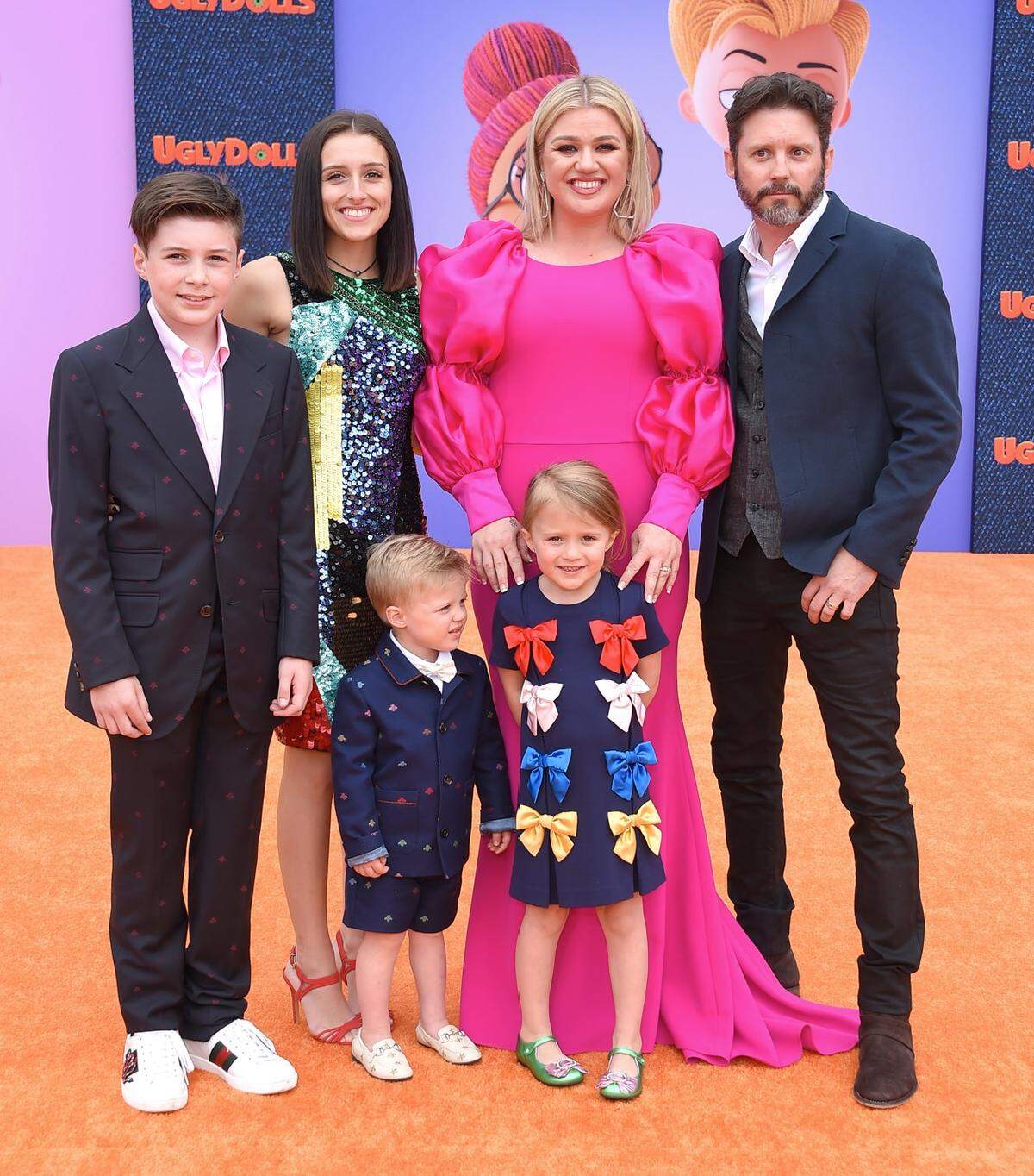 kelly clarkson with husband brandon blackstock and two kids