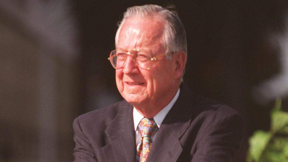 George Lyall of Miami Air International, was given the Greater Miami Aviation Association’s Wright Brothers Memorial Award in 1998.