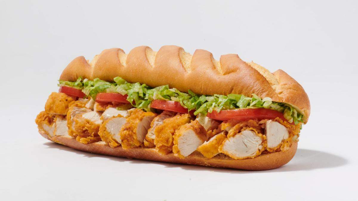 Publix compartió una imagen de su popular sándwich Chicken Tender Club doblado en su nuevo pan blanco suave. La opción de pan blanco más esponjoso se introdujo en febrero de 2025 en los supermercados Publix de los ocho estados del sureste donde opera.