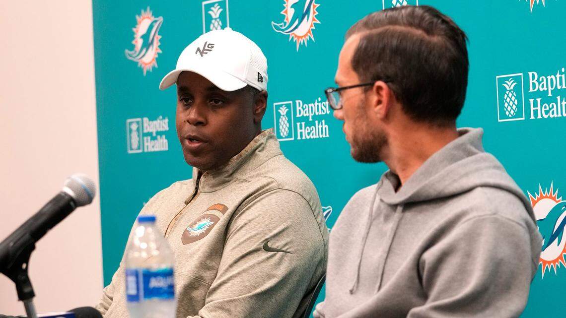 El gerente general de los Miami Dolphins, Chris Grier, a la izquierda, y el entrenador en jefe, Mike McDaniel, a la derecha, responden preguntas durante una conferencia de prensa en las instalaciones de entrenamiento del equipo de fútbol de la NFL, el lunes 16 de enero de 2023 en Miami Gardens, Florida.
