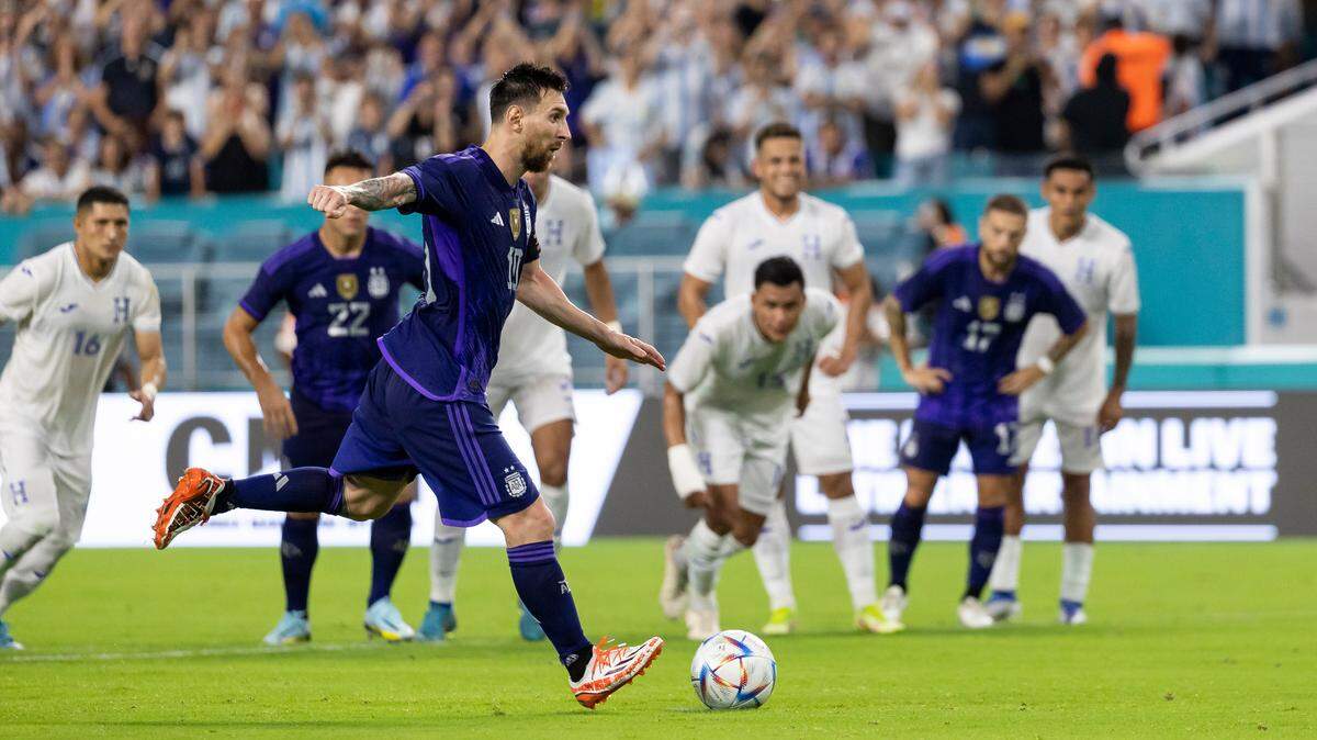 Argentina forward Lionel Messi (10) kicks a penalty kick against Honduras during the first half of their international friendly soccer match at Hard Rock Stadium on Friday, Sept. 23, 2022, in Miami Gardens, Fla.