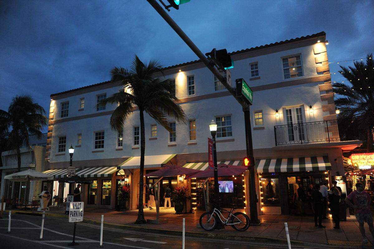 El exterior del hotel boutique Esmé Miami Beach desde Washington Avenue.