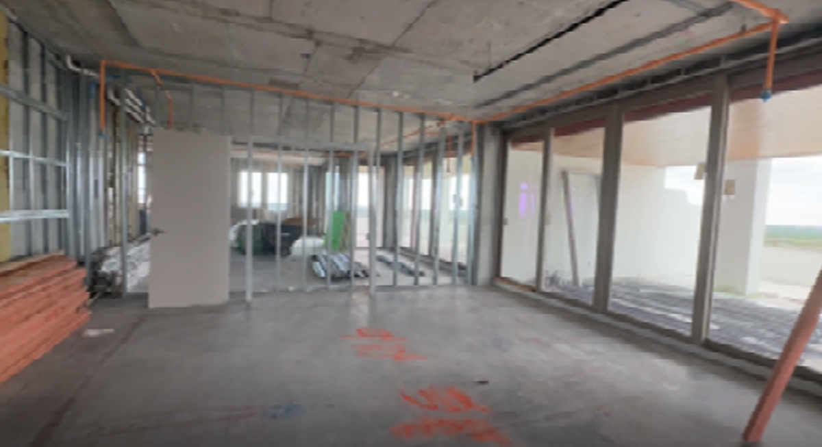 Esta foto incluida como prueba en la demanda presentada este mes por Mironest CG LLC muestra supuestamente el interior de uno de los dos penthouses previstos en el piso 12 de Villa Valencia, un proyecto de Location Ventures.