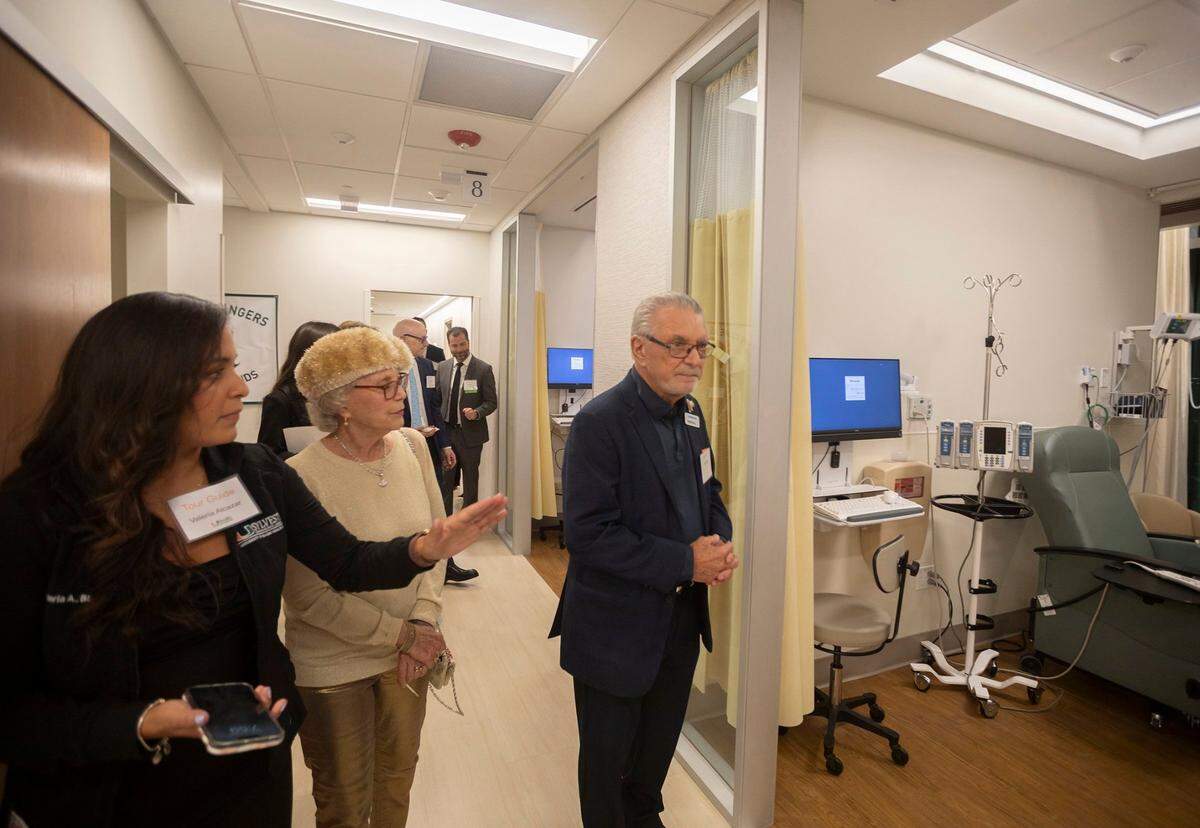 Valeria Alcázar (izquierda) muestra a Ruth Ames (centro) y su esposo Marshall Ames (derecha) el nuevo Centro Médico UHealth Doral durante su gran inauguración el jueves 21 de noviembre de 2024.