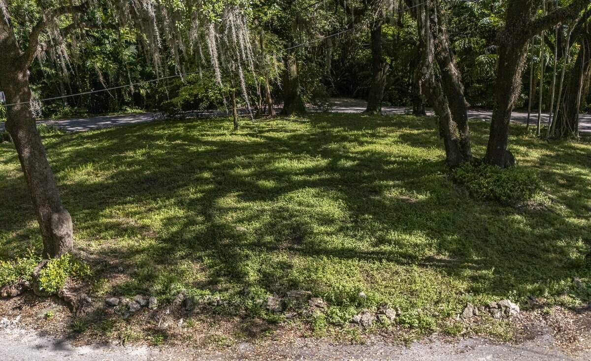 A prehistoric Tequesta burial mound is preserved off the Little River in the Sherwood Forest section of the village of El Portal, just north of the city of Miami.