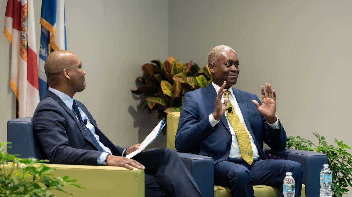 Raphael Bostic (a la derecha), presidente ejecutivo del Banco de la Reserva Federal de Atlanta, mantuvo una conversación sobre economía el 7 de septiembre de 2023 en el campus Davie de Broward College con Gregory Adam Haile, el presidente del centro (a la izquierda). Foto cortesía de Broward College.