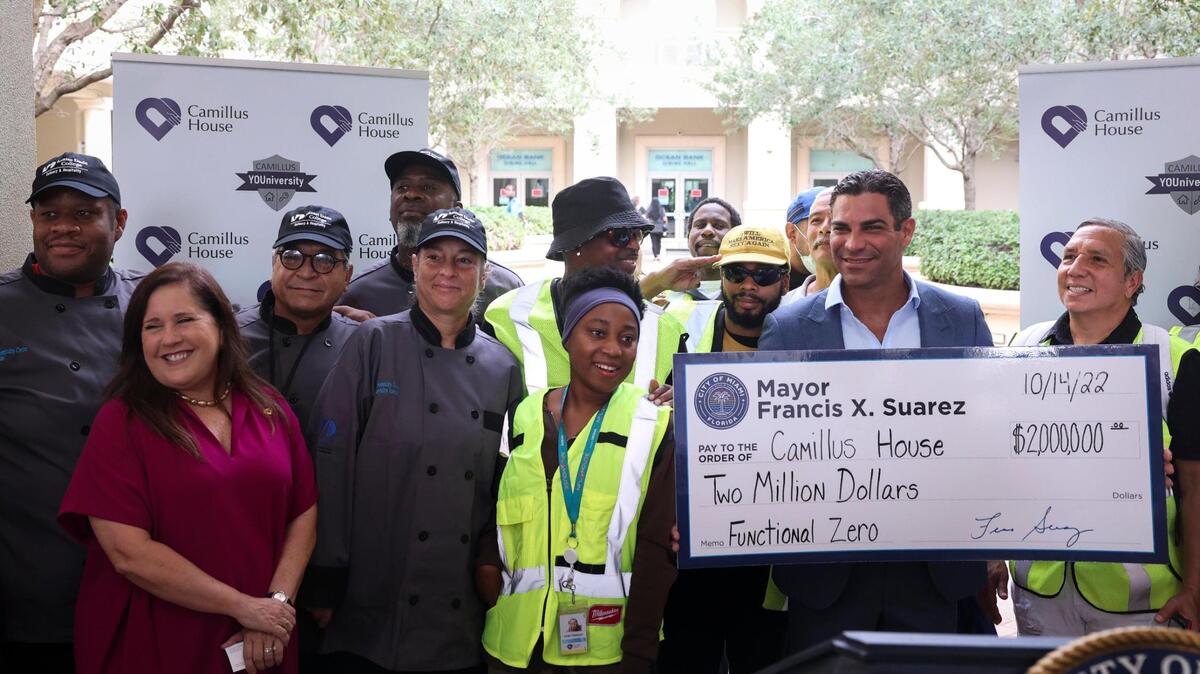 El alcalde Francis Suárez (derecha) sostiene un cheque para Hilda Fernández (izquierda), presidenta ejecutiva de Camillus House, después de una conferencia de prensa en la que se anunció una donación de $2 millones de la ciudad a Camillus House. Alie Skowronski askowronski@miamiherald.com
