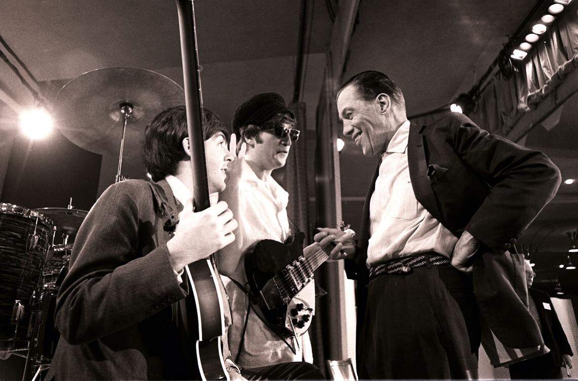 Ed Sullivan habla con Paul McCartney y John Lennon en el set durante un ensayo en el Hotel Deauville en Miami Beach en 1964.