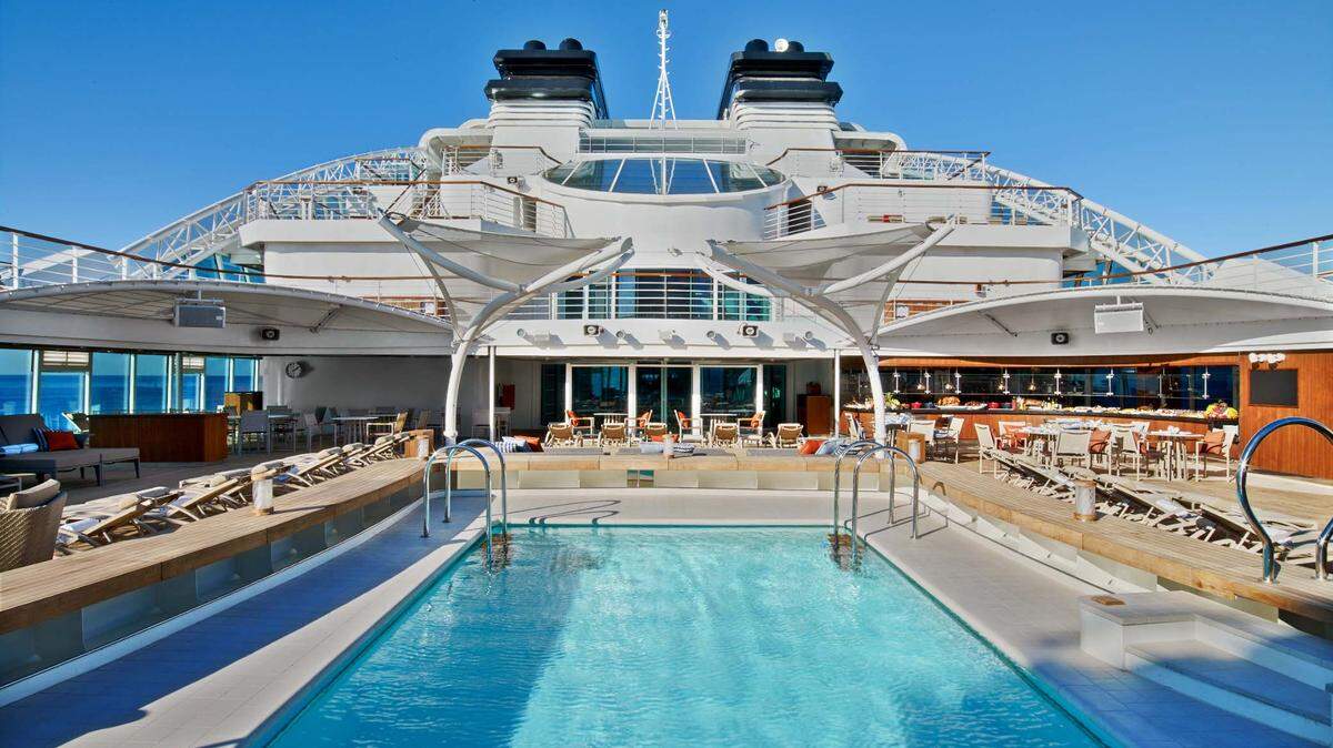 La cubierta de la piscina del Seabourn Ovation.