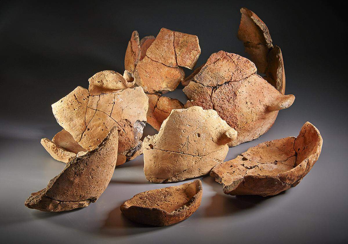 Plant material was mixed with clay and can be used to determine where pottery came from.