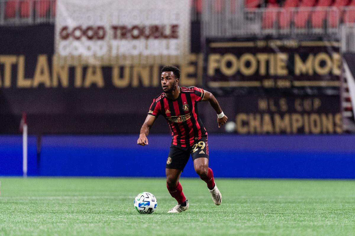 El mediocampista del Atlanta United, Mo Adams, fue cambiado al Inter Miami por los derechos del portero Dylan Castanheira.