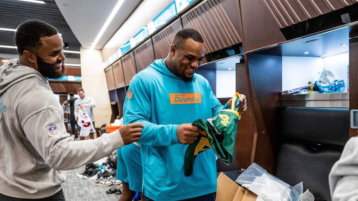 How a Miami Dolphins linebacker planned the gift of the year | Miami Herald