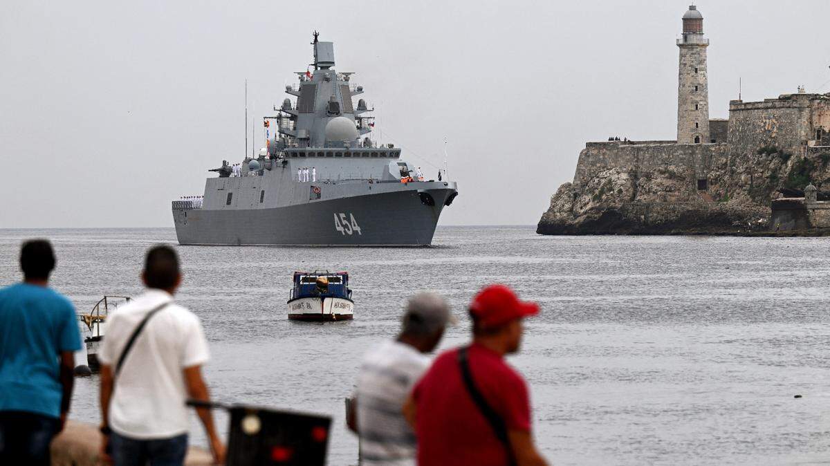 People look at the class frigate Admiral Gorshkov, part of the Russian naval detachment visiting Cuba, arriving at Havana’s harbour, June 12, 2024. The Russian nuclear-powered submarine Kazan -- which will not be carrying nuclear weapons -- and three other Russian naval vessels, will dock in the Cuban capital from June 12-17. The unusual deployment of the Russian military so close to the United States -- particularly the powerful submarine -- comes amid major tensions over the war in Ukraine, where the Western-backed government is fighting a Russian invasion. (Photo by Yamil LAGE / AFP) (Photo by YAMIL LAGE/AFP via Getty Images)