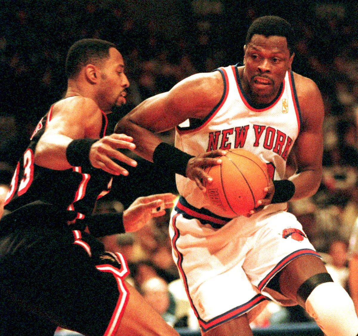 New York Knicks’ center Patrick Ewing (33), right, makes a move to the basket against Miami Heat’s center Alonzo Mourning (33) left, during the first quarter of their game in New York, Sunday, Jan. 26, 1997. New York won 95 to 89. (AP Photo/Kathy Willens)