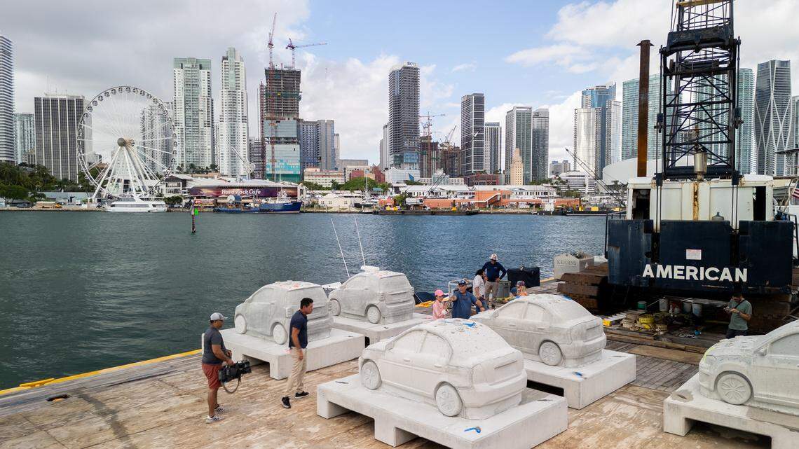 Algunos de los 22 autos de hormigón que formarán un jardín de esculturas submarinas frente a Miami Beach. Es la primera instalación de un ambicioso recorrido de esnórquel de REEFLINE.