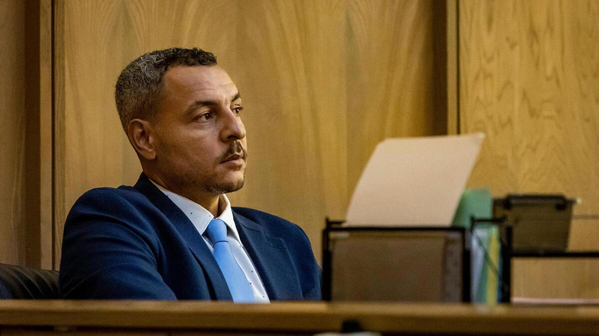 Eduardo Acosta se sienta en la sala del Tribunal Penal de Miami Dade durante la selección del jurado. Acosta, seguidor de Trump, fue  juzgado por intento de homicidio por disparar a un hombre que tenía una bandera de Biden en su Jetski el día de las elecciones de 2020, en una imagen del 11 de octubre de 2022 en Miami, Florida.