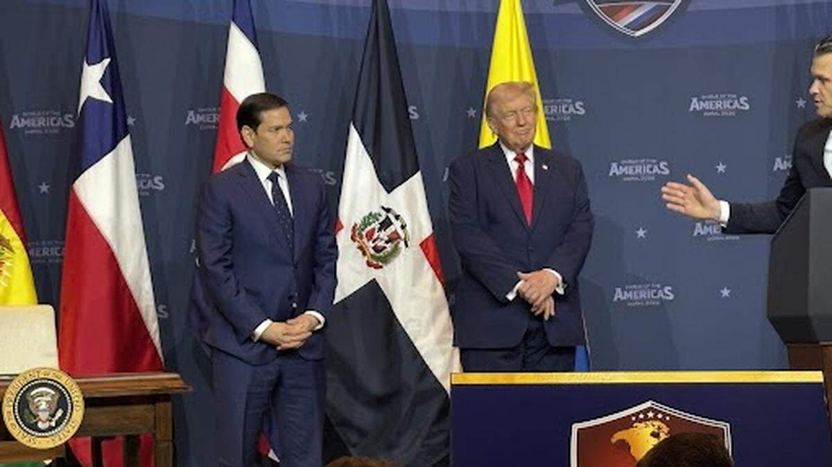 El presidente Donald Trump y el secretario de Estado Marco Rubio escuchan al secretario de Defensa Pete Hegseth dirigirse a la primera Cumbre de las Américas el 7 de marzo de 2026, en el Trump National Doral Miami.
