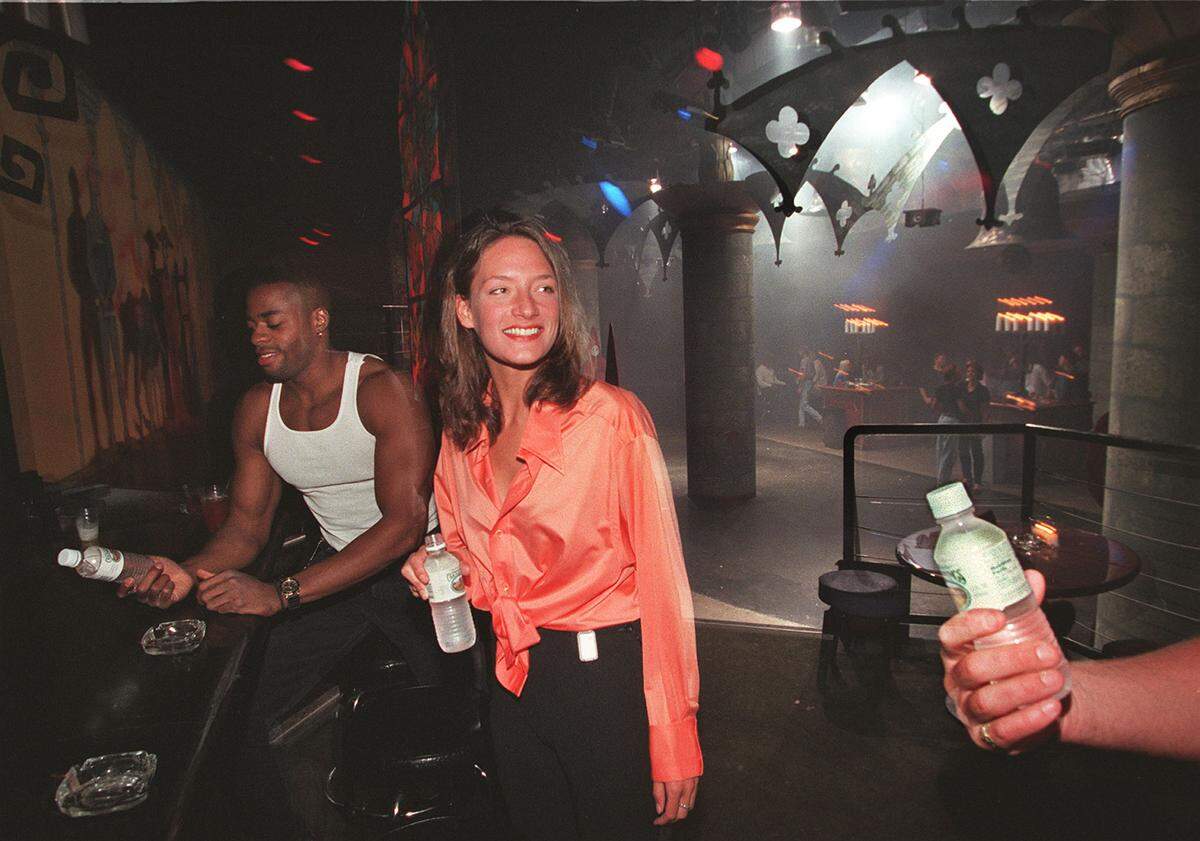 9/30/96 AlDiaz/Herald Staff--Dwayne Snow of Miami and tourist Brenda Pranigan drink bottled water at the Warsaw Ballroom on Miami Beach.