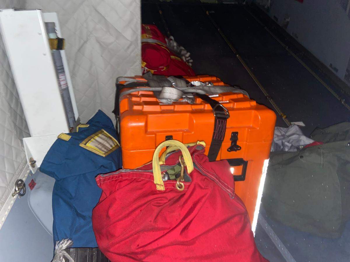Suministros destinados a los marineros y migrantes varados se ven en la parte trasera de un avión Ocean Sentry C-144 de la Guardia Costera de Estados Unidos, el sábado 14 de enero de 2023.
