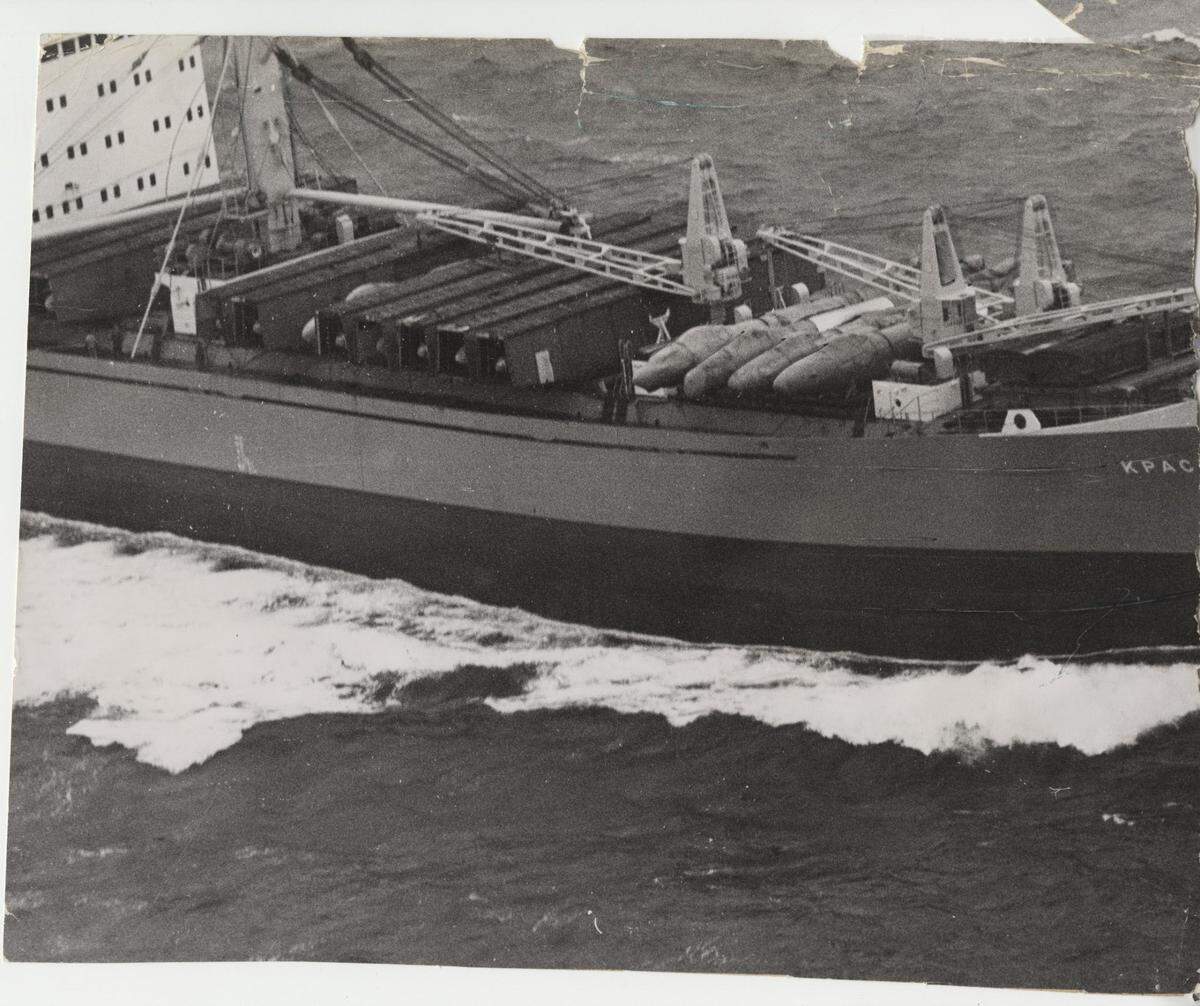 12/6/1962: Fuselajes de bombarderos a reacción IL28 alineados en el buque soviético Krasnograd. A raíz de la crisis de los misiles cubanos, la Unión Soviética retiró los aviones de Cuba. Esta foto fue publicada en The Miami Herald el 7 de diciembre de 1962.