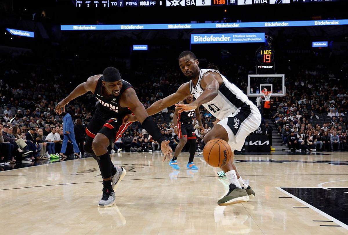 SAN ANTONIO, TX - OCTOBER 30: Harrison Barnes #40 of the San Antonio Spurs steals the ball from Bam Adebayo #13 of the Miami Heat in first half at Frost Bank Center on October 30, 2025 in San Antonio, Texas. NOTE TO USER: User expressly acknowledges and agrees that, by downloading and or using this photograph, User is consenting to terms and conditions of the Getty Images License Agreement. (Photo by Ronald Cortes/Getty Images)
