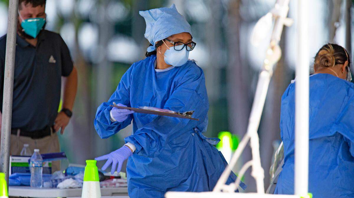 Un trabajador de la salud ayuda a registrar a las personas en el centro de pruebas COVID-19 en el Centro de Convenciones de Miami Beach el 28 de octubre de 2020 en Miami Beach.
