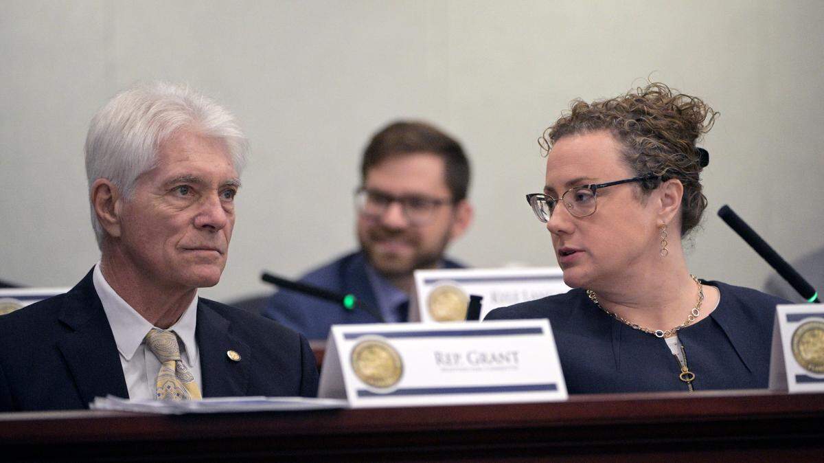 La representante floridana Erin Grall (derecha)  conversa con el representante Michael Grant durante una audiencia de la Comisión de Modificación de Distritos de la Cámara en una sesión legislativa el13 de enero de 2022, en Tallahassee, Florida. 